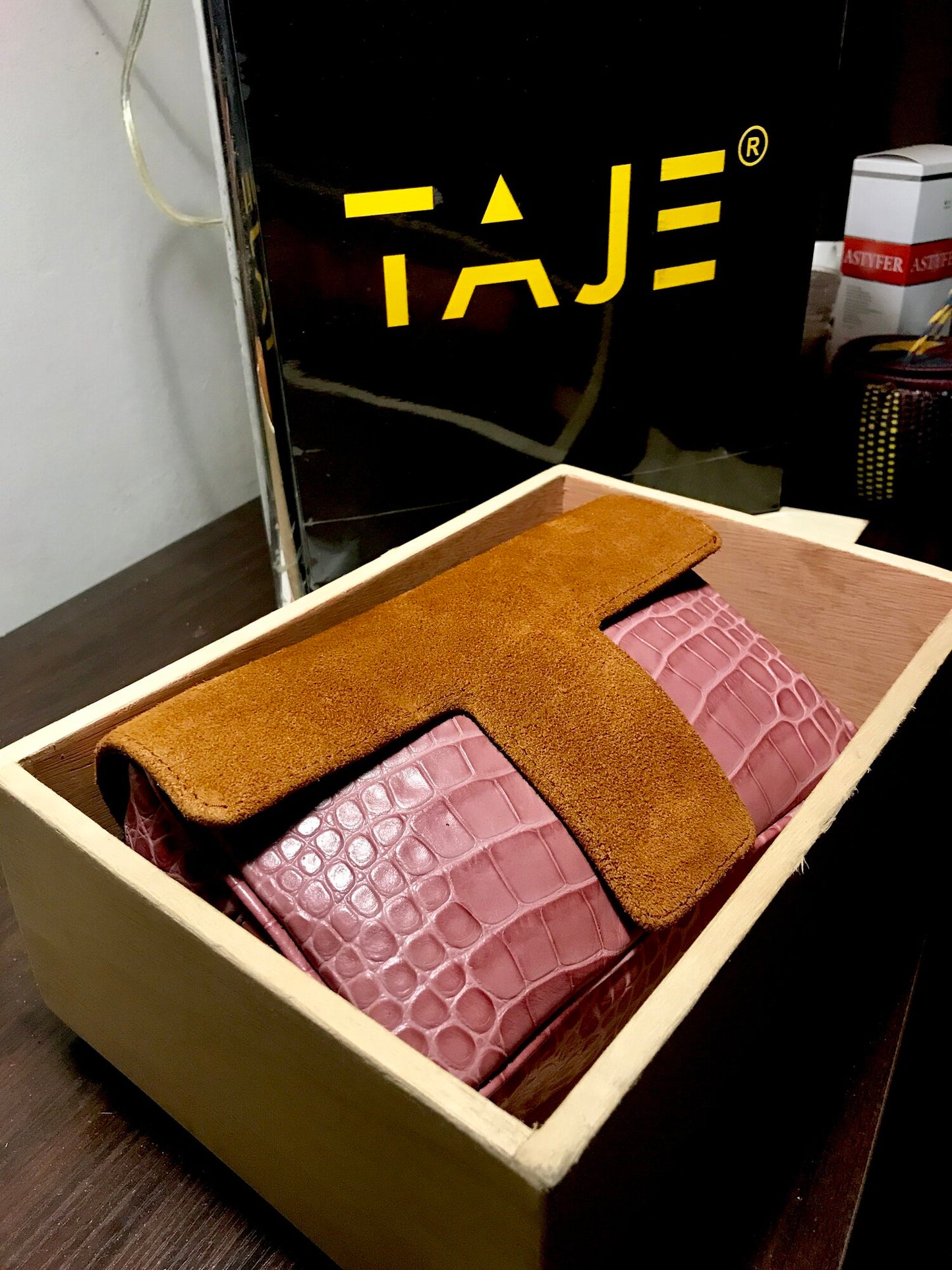 LIGHT PINK CROCSKIN X TAN SUEDE T PACK