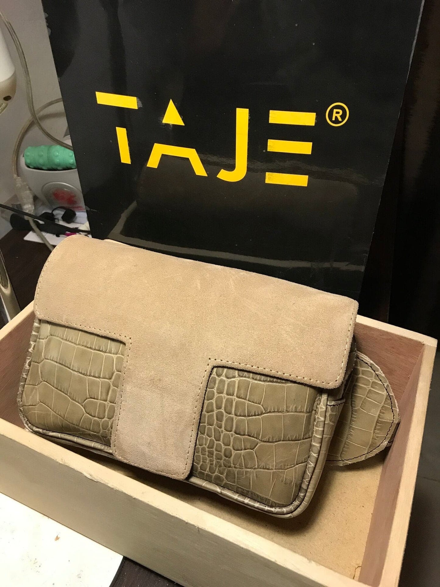 GREY CROCODILE SKIN SUEDE T PACK