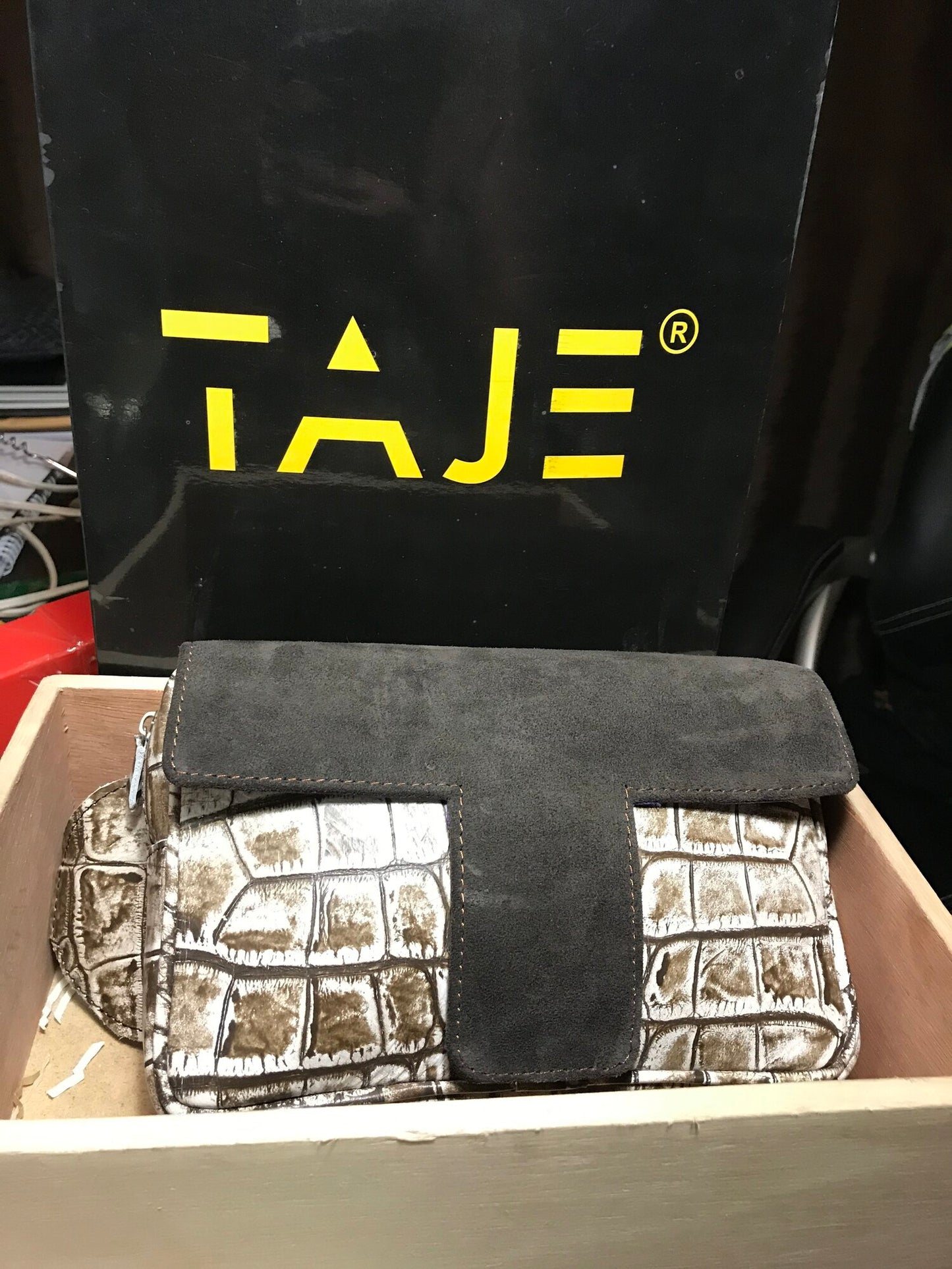 STONE CROCODILE SKIN SUEDE T PACK