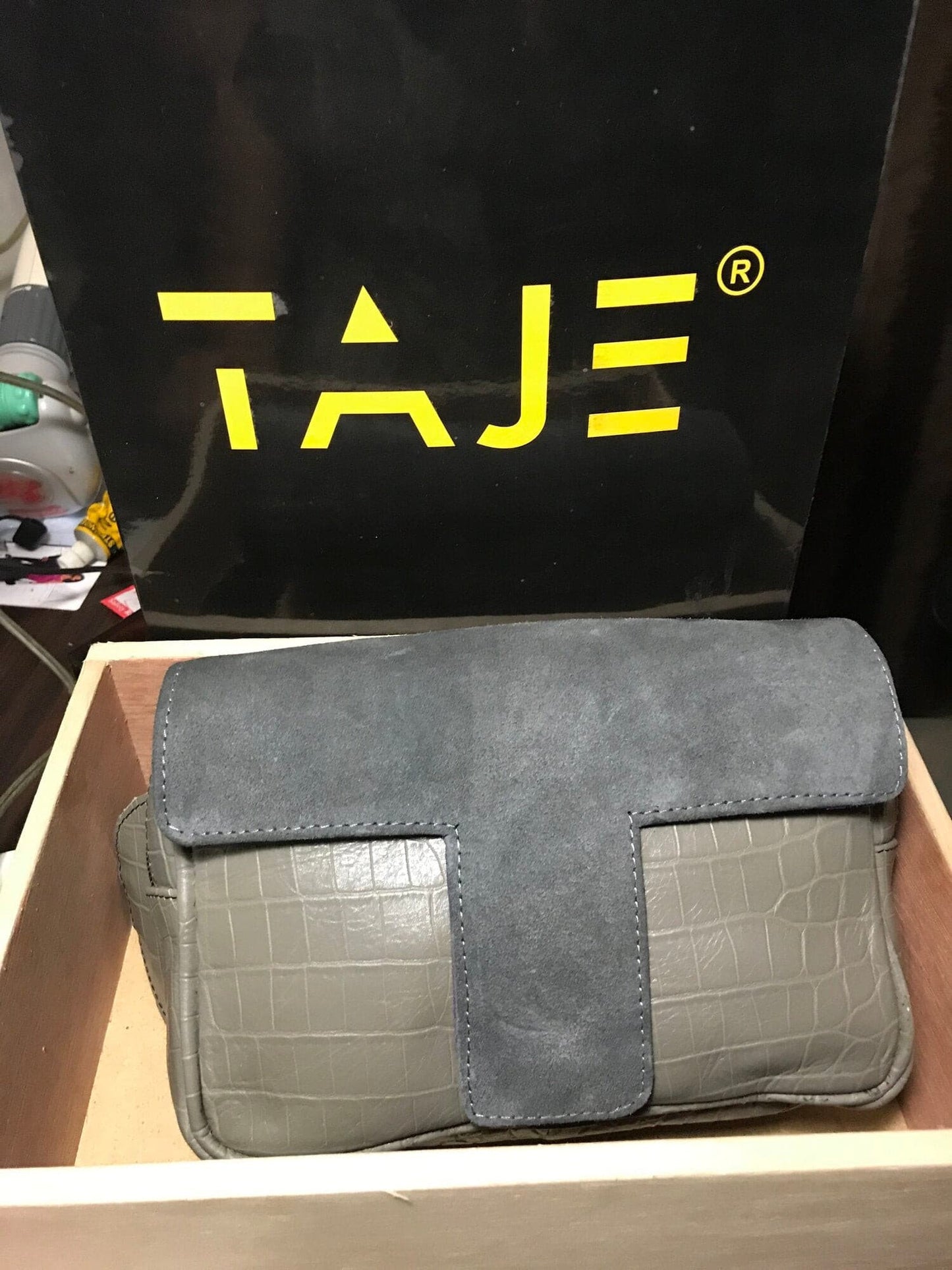 GREY CROCODILE SKIN SUEDE T PACK